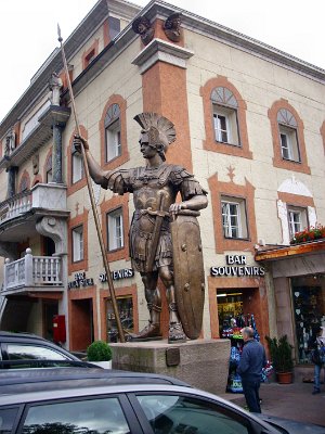 7. Jižní Tyrolsko má bohatou historii. Socha římského vojáka v St.UlrichOrtisei